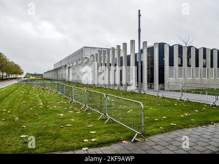 BADHOEVEDORP - Zäune am Justizkomplex Schiphol vor dem Urteil in dem umfangreichen Strafverfahren über den Abschuss von Flug MH17. Vier Männer werden wegen der Beteiligung an der Katastrophe, bei der alle Insassen getötet wurden, angeklagt. ANP REMKO DE WAAL niederlande Out - belgien Out Stockfoto