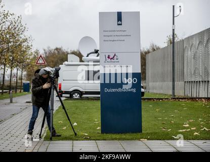 BADHOEVEDORP - Presse vor dem Gerichtsgebäude in Schiphol vor dem Urteil im umfangreichen Strafverfahren über den Abschuss von Flug MH17. Vier Männer werden wegen der Beteiligung an der Katastrophe, bei der alle Insassen getötet wurden, angeklagt. ANP REMKO DE WAAL niederlande Out - belgien Out Stockfoto