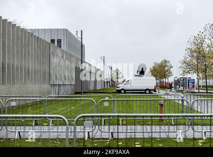 BADHOEVEDORP - Zäune am Justizkomplex Schiphol vor dem Urteil in dem umfangreichen Strafverfahren über den Abschuss von Flug MH17. Vier Männer werden wegen der Beteiligung an der Katastrophe, bei der alle Insassen getötet wurden, angeklagt. ANP REMKO DE WAAL niederlande Out - belgien Out Stockfoto