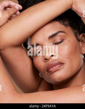 Schwarze Frau, Gesichtspflege und Wellness eines Modells schlafen und entspannen von der Haut leuchten Schönheit. Gesichtsgesundheit, Achtsamkeit und Zen aus gesunder Kosmetik Stockfoto