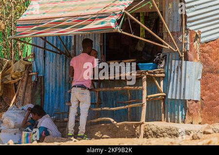 DEBARK, ÄTHIOPIEN - JANUAR 2018: Mann in einem kleinen Laden in Debark. Stockfoto