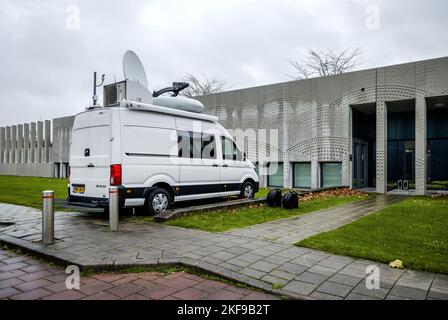 BADHOEVEDORP - Presse vor dem Gerichtsgebäude in Schiphol vor dem Urteil im umfangreichen Strafverfahren über den Abschuss von Flug MH17. Vier Männer werden wegen der Beteiligung an der Katastrophe, bei der alle Insassen getötet wurden, angeklagt. ANP REMKO DE WAAL niederlande Out - belgien Out Stockfoto