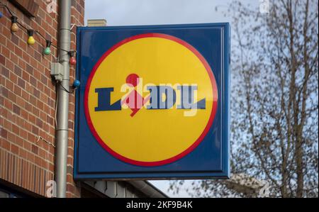 Aktenfoto vom 14/1/2019 der Beschilderung in einem Lidl-Geschäft in Crowthorne, in der Grafschaft von Bernshire. Die Gewinne der britischen Supermarktkette Lidl haben sich mehr als vervierfacht, da sie im Laufe des Jahres eine ehrgeizige Expansion von Geschäften und Kunden unternommen hat, hieß es. Die Gewinne vor Steuern erreichten im Jahr bis Februar 28 £41,1 Millionen und stiegen um 319 % gegenüber den £9,8 Millionen, die zum gleichen Zeitpunkt im vergangenen Jahr erwirtschaftet wurden. Ausgabedatum: Donnerstag, 17. November 2022. Stockfoto