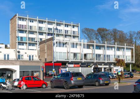 1960er-Jahre-Style-Block von Wohnungen am Strand von Felixstowe, Suffolk, England Stockfoto