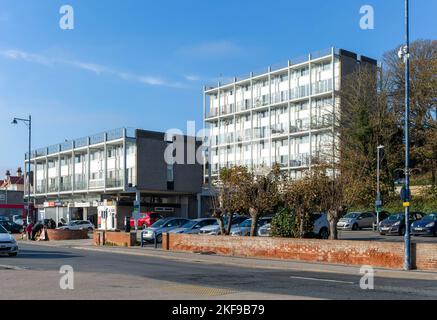 1960er-Jahre-Style-Block von Wohnungen am Strand von Felixstowe, Suffolk, England Stockfoto