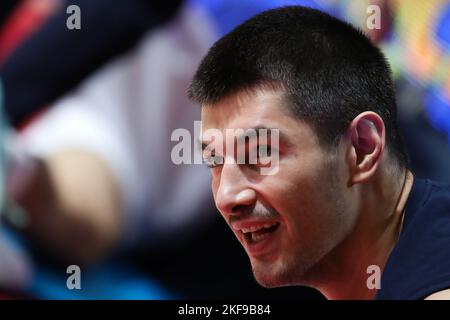 Belgrad, Serbien, 14.. November 2022. Luka Mitrovic aus Serbien erwärmt sich während der FIBA Basketball-WM-Qualifikation 2023 in der Aleksandar Nikolic Hall in Belgrad, Serbien. 14. November 2022. Kredit: Nikola Krstic/Alamy Stockfoto