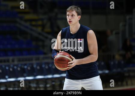 Belgrad, Serbien, 14.. November 2022. Aleksa Radanov aus Serbien erwärmt sich während der WM-Qualifikation der FIBA 2023 in der Aleksandar Nikolic Hall in Belgrad, Serbien. 14. November 2022. Kredit: Nikola Krstic/Alamy Stockfoto