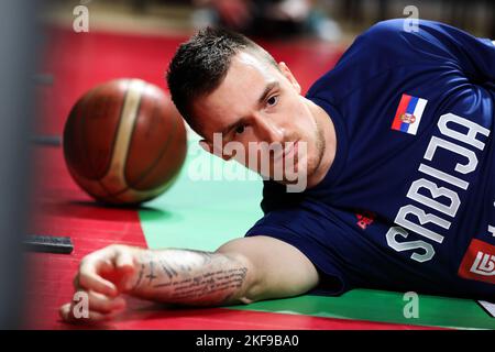 Belgrad, Serbien, 14.. November 2022. Danilo Andjusic aus Serbien erwärmt sich während der FIBA Basketball-WM-Qualifikation 2023 in der Aleksandar Nikolic Hall in Belgrad, Serbien. 14. November 2022. Kredit: Nikola Krstic/Alamy Stockfoto