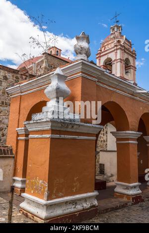 Das Kloster der Kirche San Jeronimo Tlacochahuaya in San Jeronimo Tlacochahuaya, Mexiko. Der Bau wurde Ende des 16. Jahrhunderts begonnen und war kompl Stockfoto