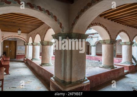 Der Kreuzgang des Klosters der Kirche San Jeronimo Tlacochahuaya in San Jeronimo Tlacochahuaya, Mexiko. Mit dem Bau wurde in letzter Zeit begonnen Stockfoto