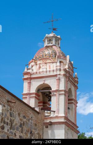 Der Glockenturm der Kirche San Jeronimo Tlacochahuaya in San Jeronimo Tlacochahuaya, Mexiko. Der Bau wurde Ende des 16. Jahrhunderts begonnen und abgeschlossen Stockfoto