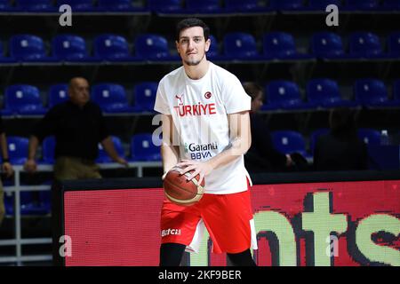 Belgrad, Serbien, 14.. November 2022. Yigitcan Saybir aus der Türkei erwärmt sich während der FIBA Basketball-WM-Qualifikation 2023 in der Aleksandar Nikolic Hall in Belgrad, Serbien. 14. November 2022. Kredit: Nikola Krstic/Alamy Stockfoto