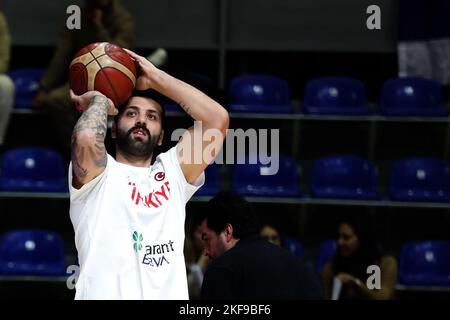 Belgrad, Serbien, 14.. November 2022. Goksenin Koksal aus der Türkei erwärmt sich während der FIBA Basketball-WM-Qualifikation 2023 in der Aleksandar Nikolic Hall in Belgrad, Serbien. 14. November 2022. Kredit: Nikola Krstic/Alamy Stockfoto