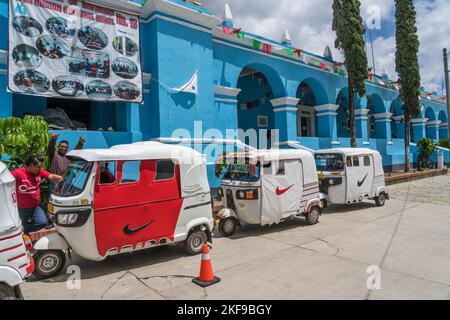 Mototaxis parkt vor dem Rathaus oder dem Stadtpalast von Tlacochahuay de Morelos, Mexiko. Stockfoto