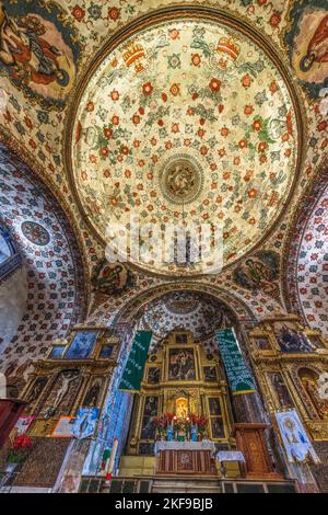 Altarbild, Apsis und Kuppel der Kirche San Jeronimo Tlacochahuaya in San Jeronimo Tlacochahuaya, Mexiko. Der Bau wurde Ende 15 begonnen Stockfoto