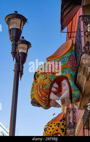 Eine große Jaguar-alebrije-Pappmaché-Dekoration über der Straße während der Feier des Tages der Toten in Oaxaca, Mexiko. Stockfoto