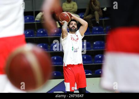 Belgrad, Serbien, 14.. November 2022. Goksenin Koksal aus der Türkei erwärmt sich während der FIBA Basketball-WM-Qualifikation 2023 in der Aleksandar Nikolic Hall in Belgrad, Serbien. 14. November 2022. Kredit: Nikola Krstic/Alamy Stockfoto