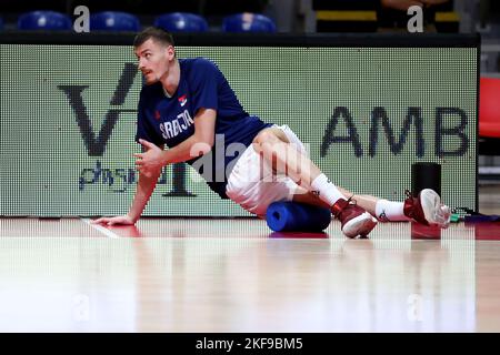 Belgrad, Serbien, 14.. November 2022. Borisa Simanic aus Serbien erwärmt sich während der FIBA Basketball-WM-Qualifikation 2023 in der Aleksandar Nikolic Hall in Belgrad, Serbien. 14. November 2022. Kredit: Nikola Krstic/Alamy Stockfoto