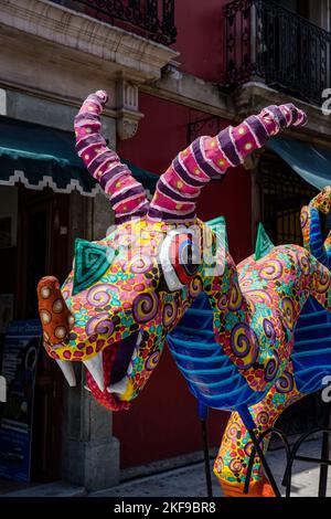 Ein großes, aus Pappmaché gemachtes, mythisches Drachenwesen auf der Straße während der Feierlichkeiten zum Tag der Toten in Oaxaca, Mexiko. Stockfoto