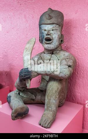 Ein Keramik Olmec Krieger. Rufino Tamayo Museum für prähispanische Kunst, Oaxaca, Mexiko. Stockfoto