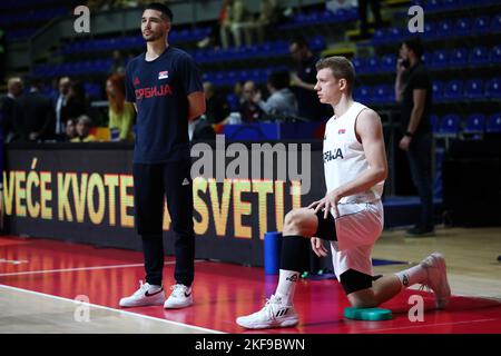 Belgrad, Serbien, 14.. November 2022. Der serbische Ognjen Jaramaz erwärmt sich während der FIBA Basketball-WM-Qualifikation 2023 in der Aleksandar Nikolic Hall in Belgrad, Serbien. 14. November 2022. Kredit: Nikola Krstic/Alamy Stockfoto