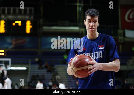 Belgrad, Serbien, 14.. November 2022. Vladimir Lucic aus Serbien erwärmt sich während der FIBA Basketball-WM-Qualifikation 2023 in der Aleksandar Nikolic Hall in Belgrad, Serbien. 14. November 2022. Kredit: Nikola Krstic/Alamy Stockfoto