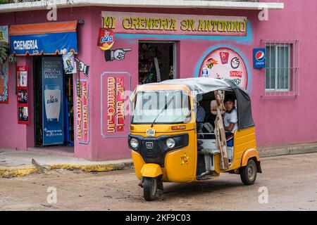 Ein mototaxi befördert Passagiere vor einem Nachbarschaftsgeschäft in San Antonino Castillo Velasco, Oaxaca, Mexiko. Stockfoto