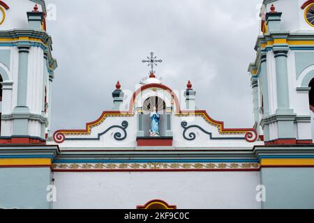 Detail der Kirche San Antonino Obisbo, erbaut in San Antonino Castillo Velasco, Oaxaca, Mexiko im 16. Jahrhundert. Stockfoto