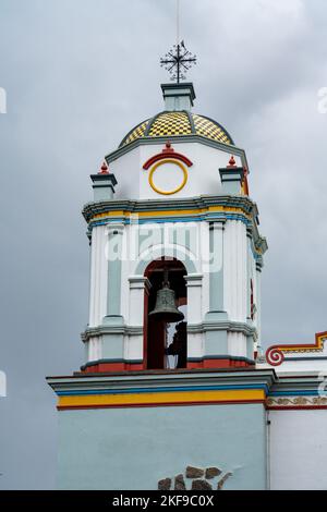 Glockenturm der Kirche San Antonino Obisbo, erbaut in San Antonino Castillo Velasco, Oaxaca, Mexiko im 16. Jahrhundert. Stockfoto