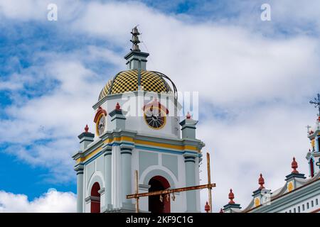 Glockenturm der Kirche San Antonino Obisbo, erbaut in San Antonino Castillo Velasco, Oaxaca, Mexiko im 16. Jahrhundert. Stockfoto