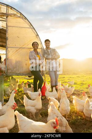 Huhn, Bauernhof und Mann und Frau Porträt des Bauernteams, das in der Landwirtschaft zusammenarbeitet. Scheune, Geflügel und interracial paar auf Hühnerfarm oder Stockfoto
