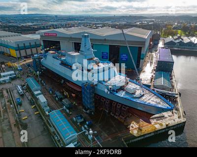 Blick auf das unter U-Boot-Schiff HMS Glasgow Type 26, das in der BAE Systems Werft in Govan am Fluss Clyde in Glasgow, Schottland, Großbritannien, gebaut wird Stockfoto