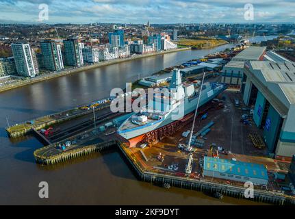 Blick auf das unter U-Boot-Schiff HMS Glasgow Type 26, das in der BAE Systems Werft in Govan am Fluss Clyde in Glasgow, Schottland, Großbritannien, gebaut wird Stockfoto