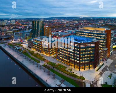 Luftaufnahme von der Drohne in der Abenddämmerung des Barclays Technologie-Campus in Tradeston, Glasgow, Schottland, Großbritannien Stockfoto