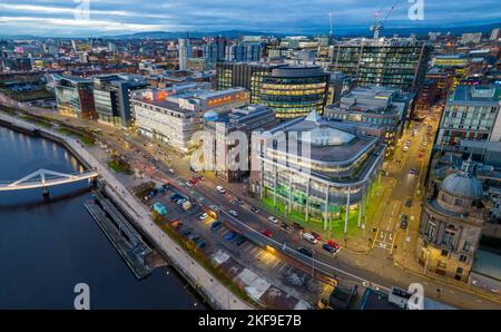 Luftaufnahme von der Drohne in der Dämmerung der Skyline von Glasgow und dem Fluss Clyde bei Broomielaw und Atlantic Quay, Schottland, Großbritannien Stockfoto