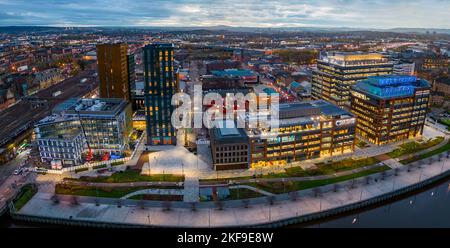 Luftaufnahme von der Drohne in der Abenddämmerung des Barclays Technologie-Campus in Tradeston, Glasgow, Schottland, Großbritannien Stockfoto