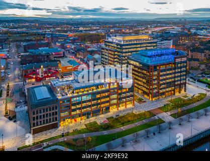 Luftaufnahme von der Drohne in der Abenddämmerung des Barclays Technologie-Campus in Tradeston, Glasgow, Schottland, Großbritannien Stockfoto