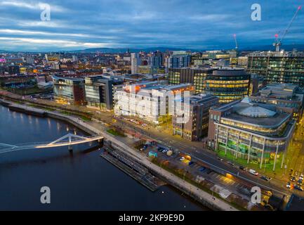 Luftaufnahme von der Drohne in der Dämmerung der Skyline von Glasgow und dem Fluss Clyde bei Broomielaw und Atlantic Quay, Schottland, Großbritannien Stockfoto