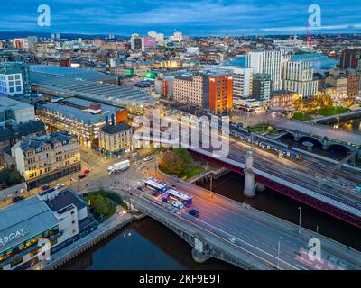 Luftaufnahme von der Drohne in der Dämmerung der Skyline von Glasgow am Hauptbahnhof und Brücken über den Fluss Clyde, Schottland, Großbritannien Stockfoto