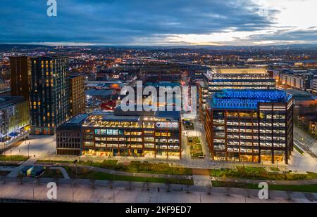 Luftaufnahme von der Drohne in der Abenddämmerung des Barclays Technologie-Campus in Tradeston, Glasgow, Schottland, Großbritannien Stockfoto