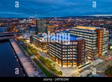 Luftaufnahme von der Drohne in der Abenddämmerung des Barclays Technologie-Campus in Tradeston, Glasgow, Schottland, Großbritannien Stockfoto