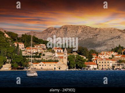 Sonnenuntergang über Cavtat. Cavtat - ist eine kleine Stadt in Dalmatien, Kroatien. Stockfoto