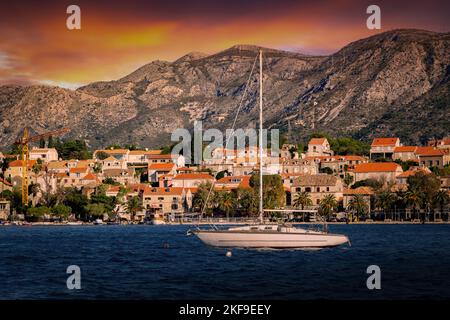 Sonnenuntergang über Cavtat. Cavtat - ist eine kleine Stadt in Dalmatien, Kroatien. Stockfoto