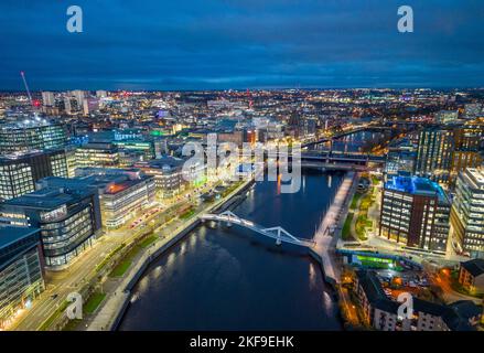 Luftaufnahme von der Drohne bei Nacht der Skyline von Glasgow und dem Fluss Clyde, Schottland, Großbritannien Stockfoto