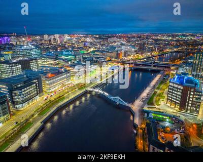 Luftaufnahme von der Drohne bei Nacht der Skyline von Glasgow und dem Fluss Clyde, Schottland, Großbritannien Stockfoto
