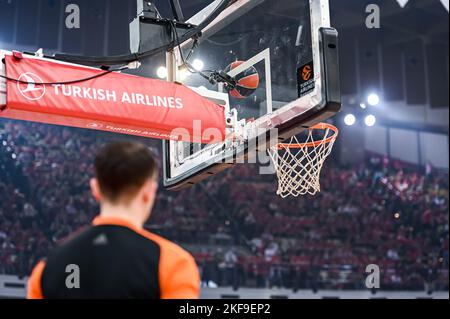 Basketball-Korbnetz aus weißem Seil von unten gegen das Stadiondach Stockfoto