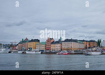 Stockholm, Schweden - 2022. September: Am Wasser alte bunte Gebäude Stadtbild und Skyline Stadsholmen, Gamla Stan Stockfoto