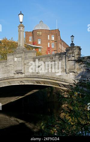 Whitefriars Brücke über den Fluss Wensum, Norwich, mit Jarrold Druck arbeitet darüber hinaus Stockfoto