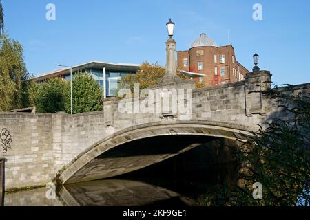 Whitefriars Brücke über den Fluss Wensum, Norwich, mit Jarrold Druck arbeitet darüber hinaus Stockfoto