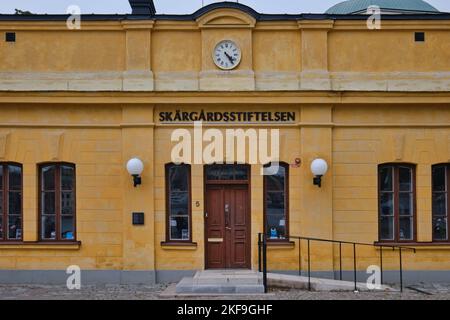 Stockholm, Schweden - 2022. September: Gelbe Fassade des Skargardsstiftelsen die Archipelago Foundation in Skeppsholmen (Skärgårdsstiftelsen) Stockfoto